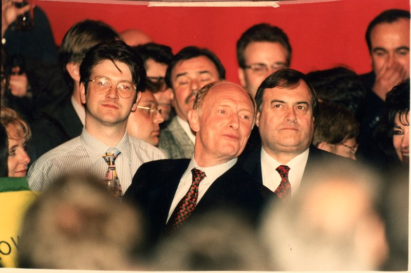 Derek Draper, a la izquierda, estaba junto a Neil Kinnock y John Prescott mientras celebraban la victoria electoral del Partido Laborista en 1997