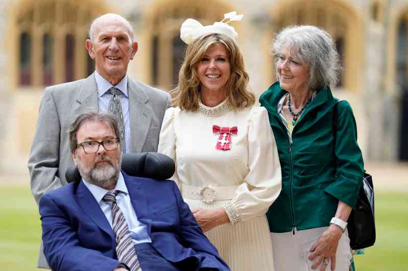 Garraway, con su MBE, posó con Draper y sus padres, Gordon y Marilyn Garraway, después de la ceremonia de investidura en el castillo de Windsor el año pasado