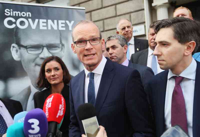 En mayo de 2017, Harris, a la derecha, fue el único ministro de Fine Gael en declarar su apoyo a Simon Coveney, en el centro, en su batalla por el liderazgo contra Varadkar